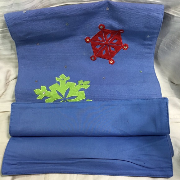 Snowflake motif table runner, raised embroidery with sequin embellishments, - Picture 2 of 4